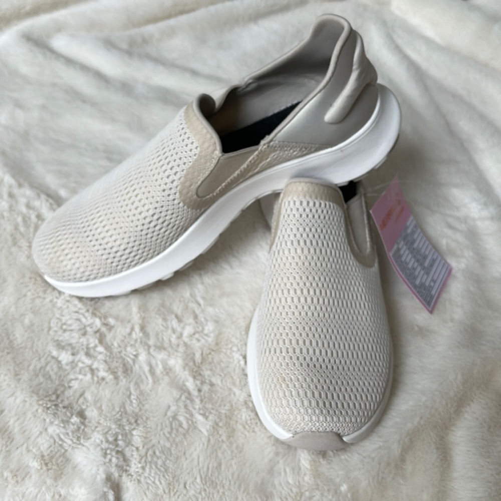 NWT Women’s Merrell size 8 Slip On Sneakers